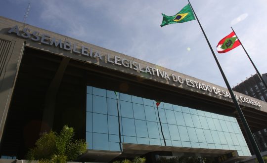 imagem mostra fachada da alesc