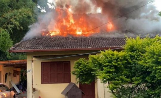 incendio florianopolis pessoas feridas casal.png Visor Notícias