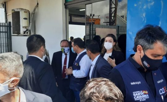 Ministro Eduardo Pazuello visita a estrutura para tratamento da Covid-19 montada no Centro de Eventos em Chapecó 1 WhatsApp Image 2021 03 05 at 12.58.10 1024x461 1 Visor Notícias
