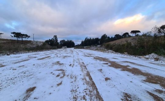 imagem mostra estrada com neve