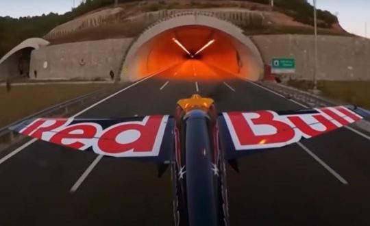 Piloto voa a 245 kmh dentro de um túnel e estabelece cinco recordes Visor Notícias