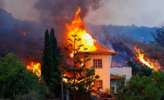 x95349312 A house burns due to lava from the eruption of a volcano in the Cumbre Vieja national p.jpg.pagespeed.ic .ikCEZXznly Visor Notícias