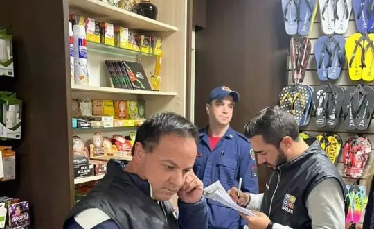 Operação notifica bar por venda de cigarro eletrônico e bebida a menores