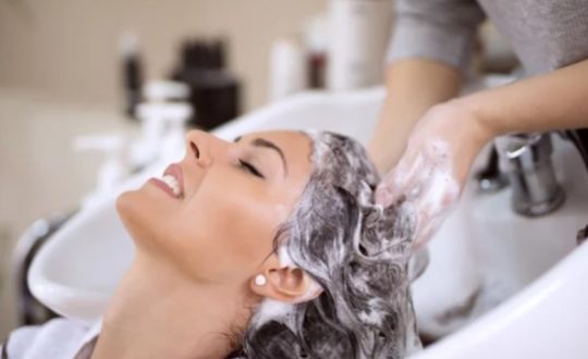 Imagem mostra mulher lavando cabelo