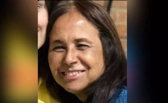 Imagem mostra mulher de pele morena e cabelos castanhos sorrindo