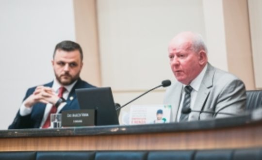 imagem mostra deputados em discussão na câmara