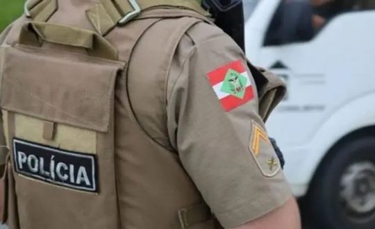 imagem mostra policial militar de costas