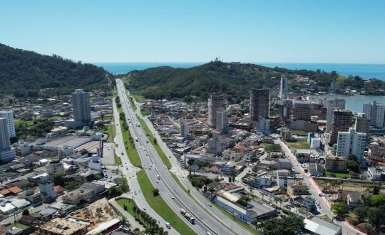 drone mostra visão aérea de itapema