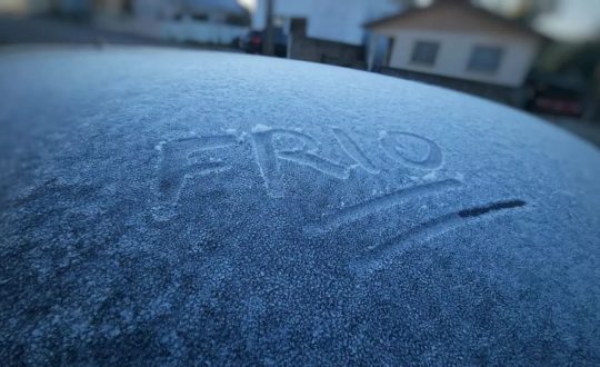 imagem mostra a palavra frio escrita com o dedo em um local de geada