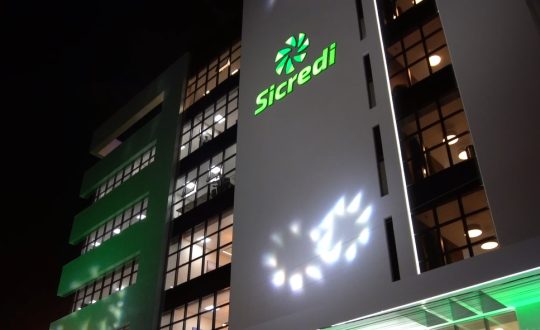 Imagem mostra prédio da Sicredi