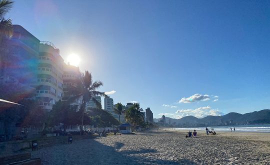 Apesar da sexta-feira chuvosa, sol deve predominar no fim de semana em SC 1 imagem mostra praia de meia praia no inverno em um dia ensolarado