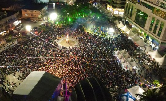 Imagem mostra praça da paz decorada de festa junina e lotada