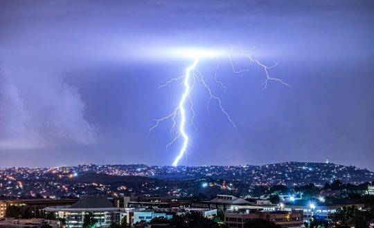 Foto de raio intenso no céu