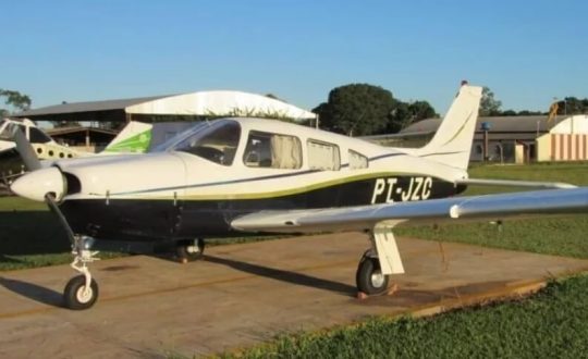 Imagem mostra avião Piper Arrow, modelo PA-28R-200