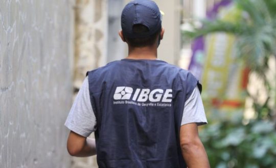 Imagem mostra trabalhador do IBGE com colete de identificação