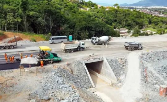 Imagem mostra canteiro de obras do contorno viário de florianópolis