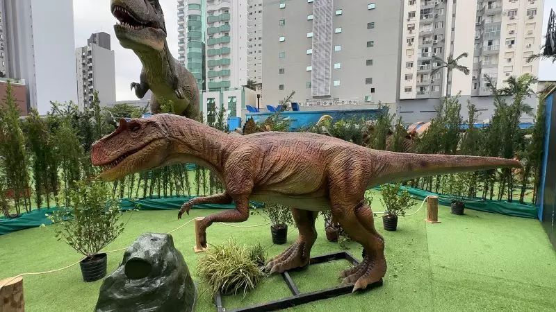 Dinossauro gigante, com 10 metros de altura, é atração em shopping