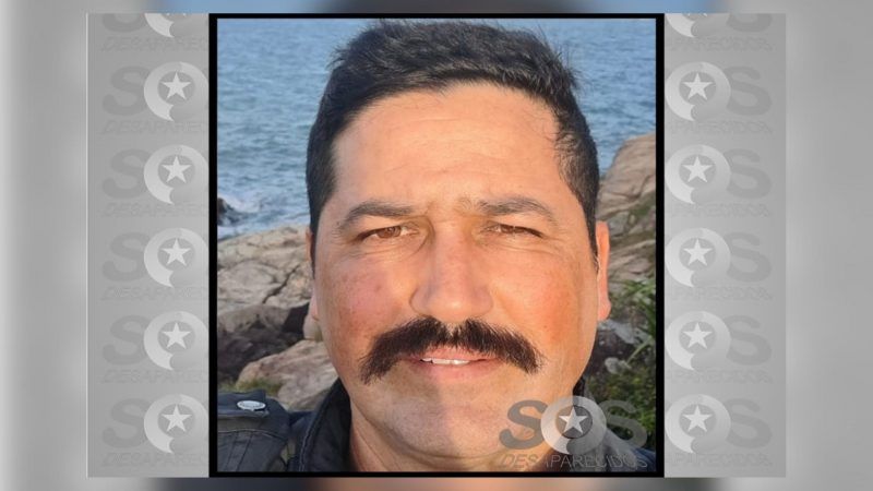 Imagem mostra homem branco com bigode e cabelos pretos