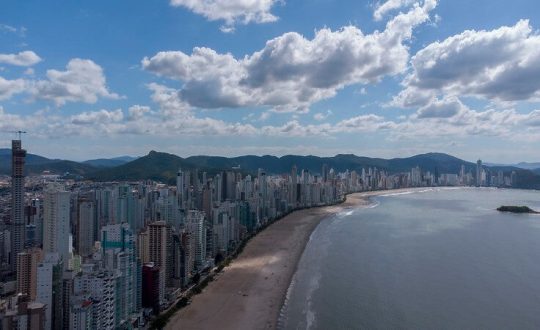 Balneário Camboriú valoriza 70% em 4 anos e se consolida como polo para investidores 1 orla de balneário camboriú