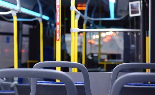 Imagem mostra interior de um ônibus vazio