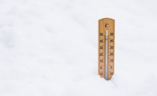 Massa polar promete temperaturas abaixo de zero em SC 1 termômetro no meio da neve