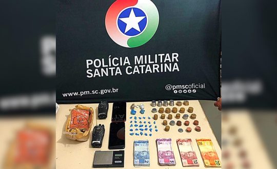 Imagem mostra drogas e dinheiro dispostos sobre uma mesa