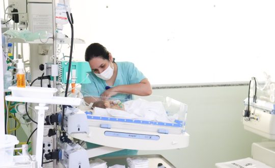 imagem mostra trabalhadora enfermeira