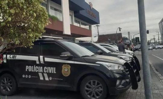 imagem mostra carros da polícia civil