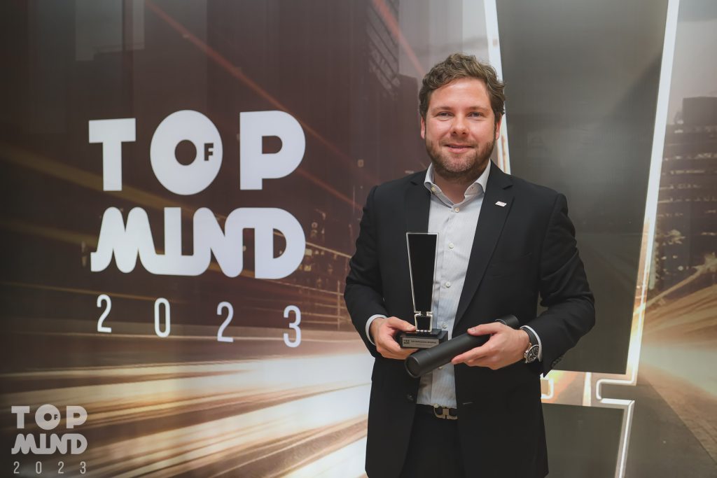 Lucas Pereira recebe o trofeu Top of Mind pela conquista do Fort Atacadista foto Agencia J Somensi Visor Notícias