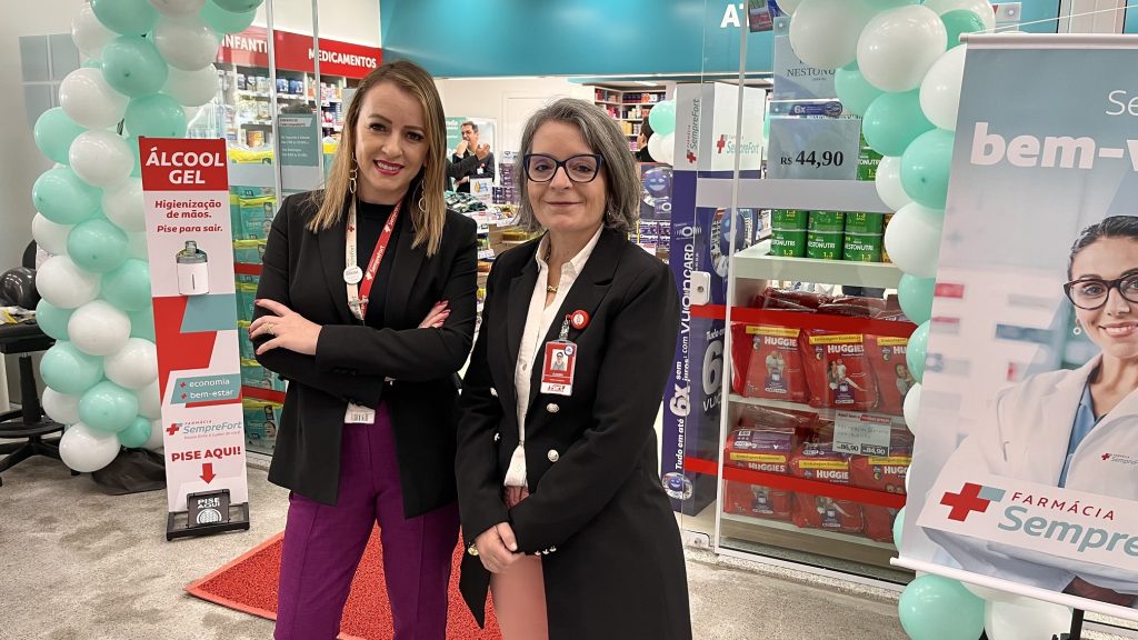 Luisa Dias gerente nacional das farmacias SempreFort e Claudia Plentz coordenadora nacional de marketing do Fort Atacadista foto Davi Paes e Lima Visor Notícias