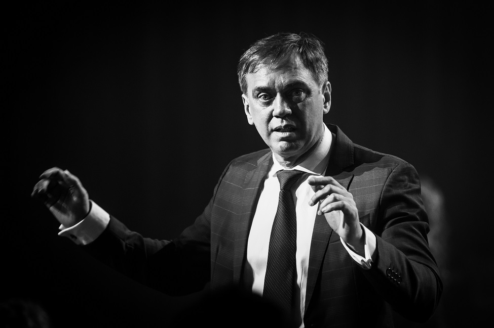 O maestro Jeferson Della Rocca comemorou o patrocinio do Fort a Camerata foto Toia Oliveira Visor Notícias