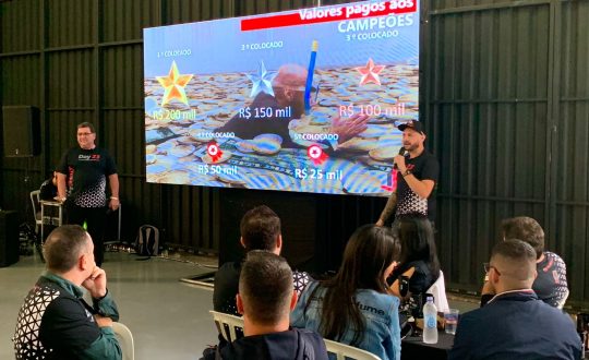construtora maybelly faz apresentação em slides para corretores de imóveis