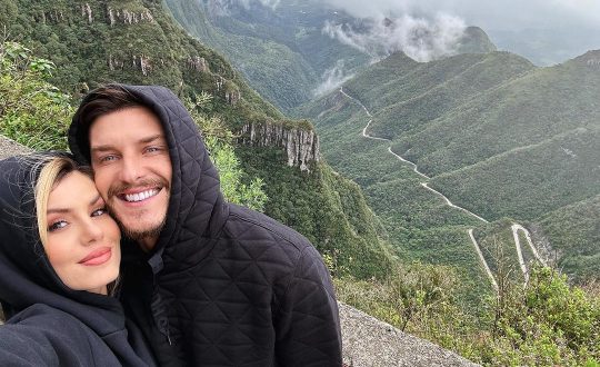 Casal de estrelas da Netflix desfruta clima romântico na Serra de SC 1 Casal famoso aparece apaixonado em novas fotos na Serra Catarinense Visor Notícias