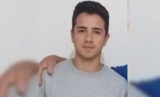 jovem desaparecido olhando para a foto