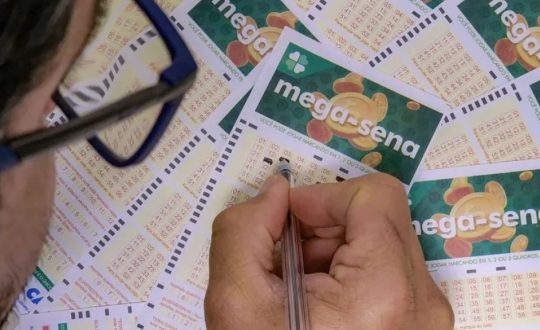 homem de óculos marca numeros em bilhete da mega-sena