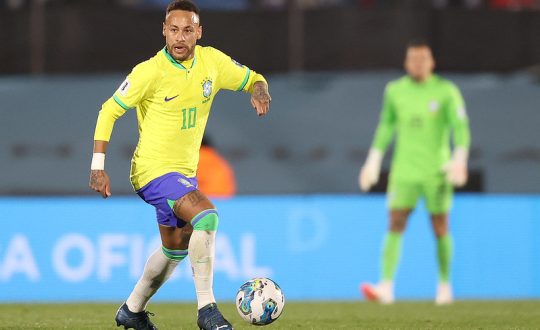 neymar com a bola no pé durante partida contra uruguai