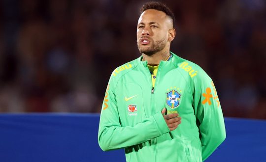 jogador neymar com uma das mão s no peito cantando o hino brasileiro