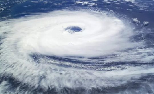 Imagem mostra formação de ciclone visto de cima com nuvens espessas
