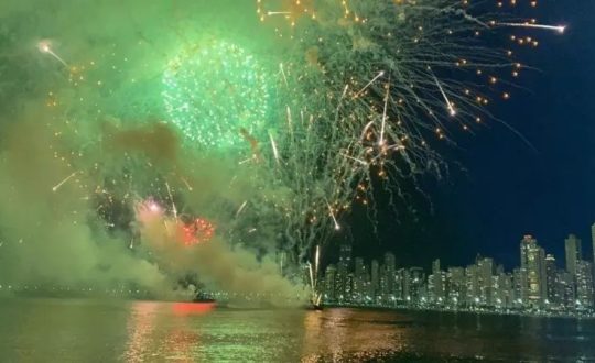 Imagem mostra fogos de artifício