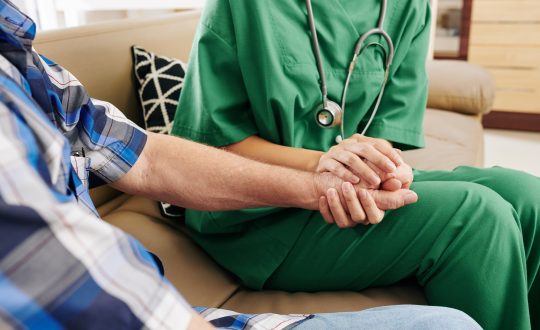 Nurse supporting senior patient 459009 Visor Notícias