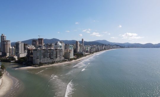 itapema vista da praia do perequ~e, próximo ao rio perequê