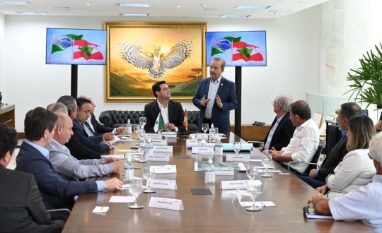 Santa Catarina e Paraná estudam em conjunto soluções para as cheias do Rio Iguaçu 1 reuniao com governadores do PR e SC sobre enchentes