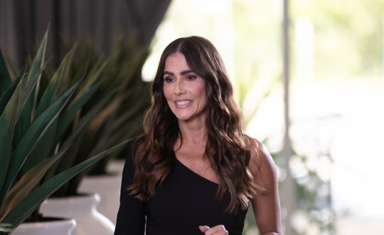 Atriz Débora Secco visita Itapema para gravar com construtora 1 imagem mostra atriz debora secco em Itapema
