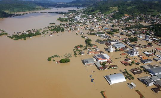 GRAVE: Enquanto país sofre com calor, SC deve ter mais uma semana de chuvas intensas 1 imagem de drone mostra rio do oeste de baixo d'água