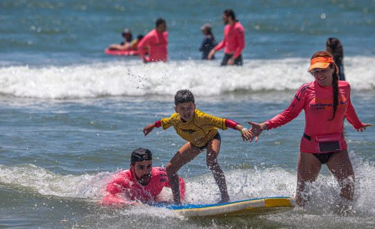 Festival Anasol de Surf para Autistas irá reunir 150 atletas na Praia Central em BC 1 imagem mostra esporte