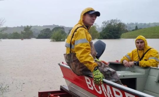 Frente fria avança para Santa Catarina e poderá causar temporais a partir de terça-feira 1 imagem mostra bombeiros