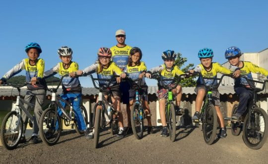 imagem mostra crianças do pedala Itapema