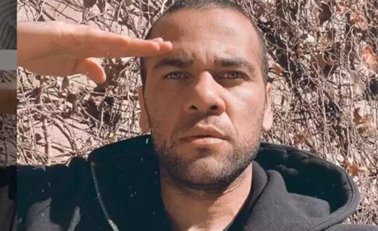 Justiça da Espanha nega quarto pedido de liberdade provisória do jogador Daniel Alves 1 imagem mostra jogador daniel alves