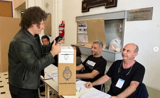 Milei vota na Argentina