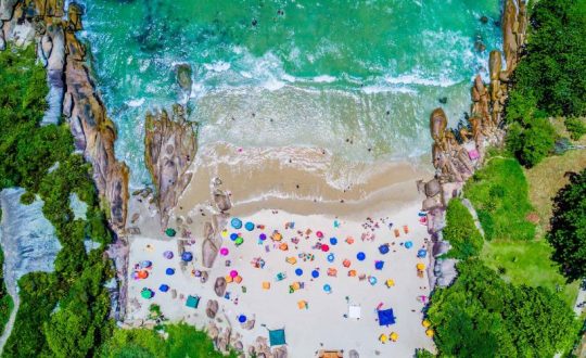 Santa Catarina deve ter aumento de 146% de turistas internacionais na temporada de verão 1 imagem mostra praia de sc
